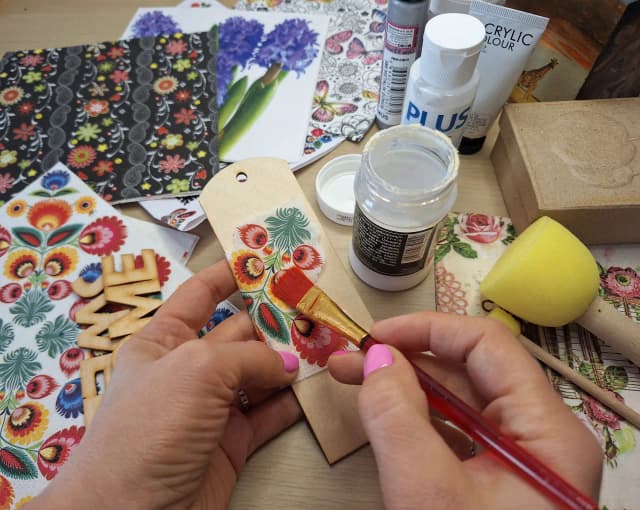 Zajęcia z decoupage: odkryj kreatywne warsztaty w Twojej okolicy Zajęcia z decoupage: odkryj kreatywne warsztaty w Twojej okolicy