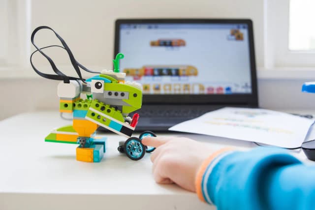 Zajęcia z robotyki w przedszkolu: rozwój umiejętności i kreatywności dzieci Zajęcia z robotyki w przedszkolu: rozwój umiejętności i kreatywności dzieci