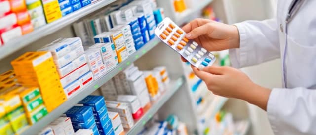 Farmacja co po studiach: najlepsze ścieżki kariery dla absolwentów Farmacja co po studiach: najlepsze ścieżki kariery dla absolwentów